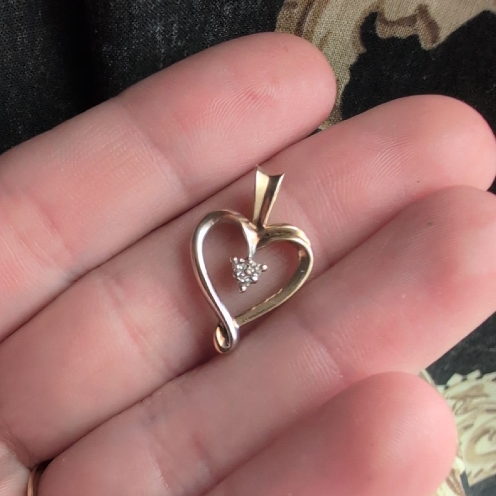 Elegant Gold Heart Pendant with Diamond Accent